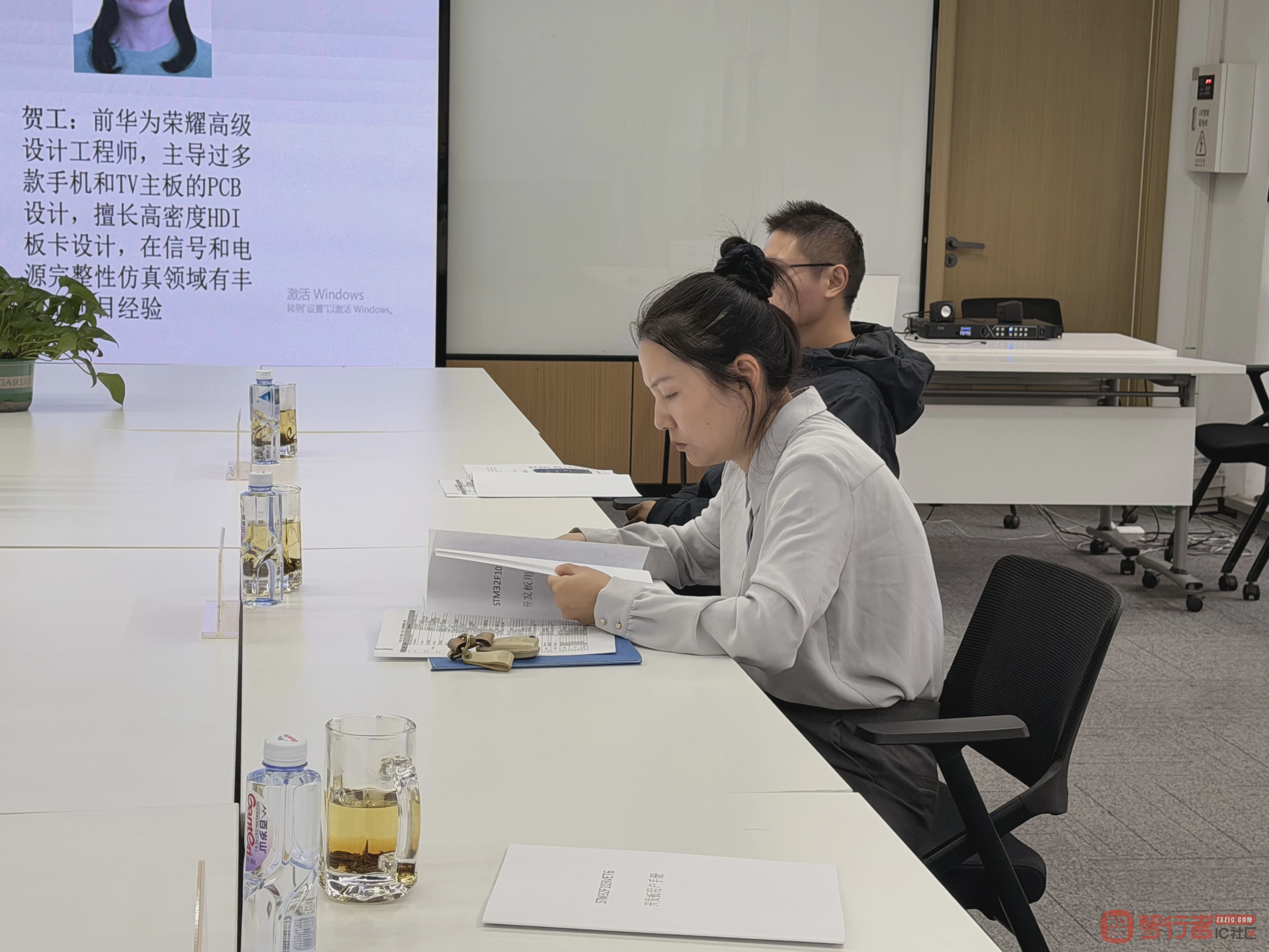 查阅校企合作材料